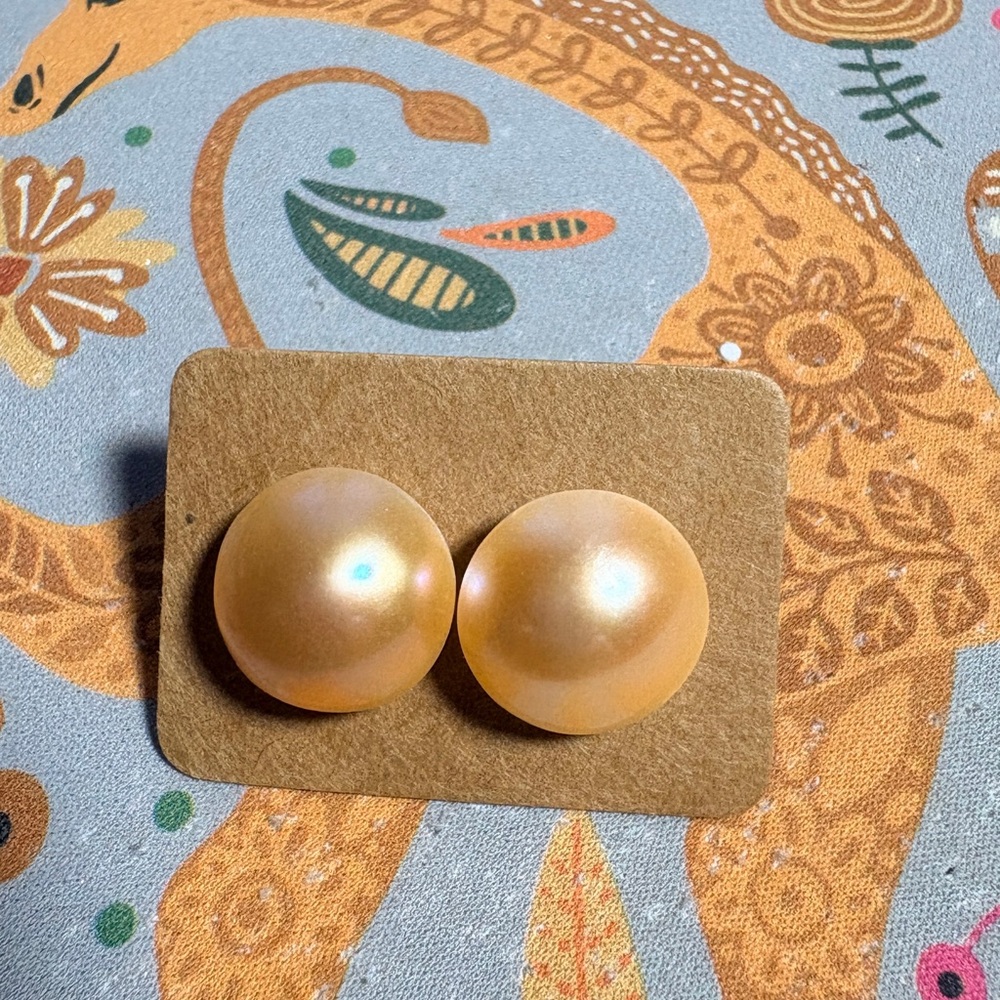 Shell pearl cream Button Earrings post